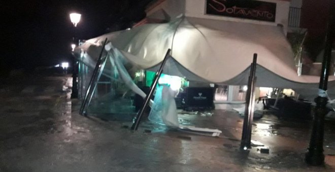 Uno de los locales afectados por el tornado que ha pasado esta noche por Puerto Sherry (Cádiz).