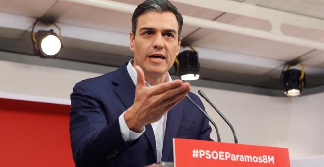 El secretario general del PSOE, Pedro Sánchez, durante la rueda en rueda de prensa tras la reunión de la permanente en la que ha dicho que pedirá al presidente del Gobierno, Mariano Rajoy, que se someta a una cuestión de confianza en el Congreso si no log