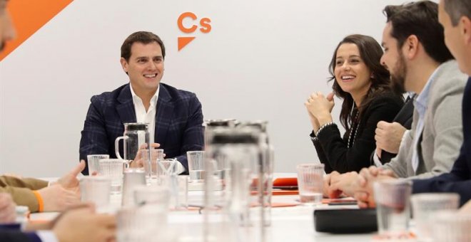 El presidente de Ciudadanos, Albert Rivera, junto a la portavoz Inés Arrimadas, y el secretario de comunicación, Fernando de Páramo, durante la reunión del Comité Permanente del partido celebrada el pasado lunes. EFE/ Ballesteros