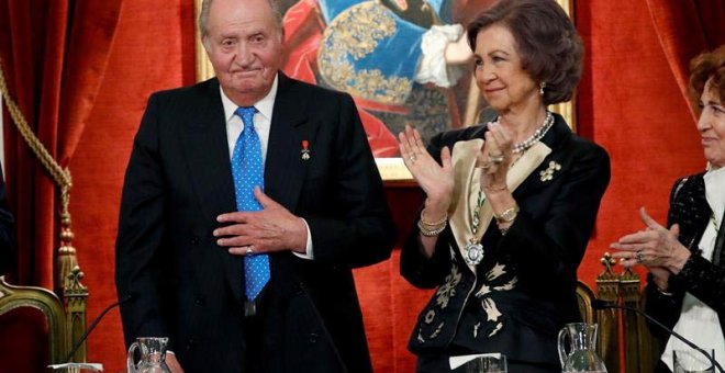 El rey Juan Carlos junto a la reina Sofía, durante el acto académico con el que la Real Academia de la Historia rinde homenaje a don Juan Carlos con motivo de su 80 aniversario. JUANJO MARTÍN (EFE)