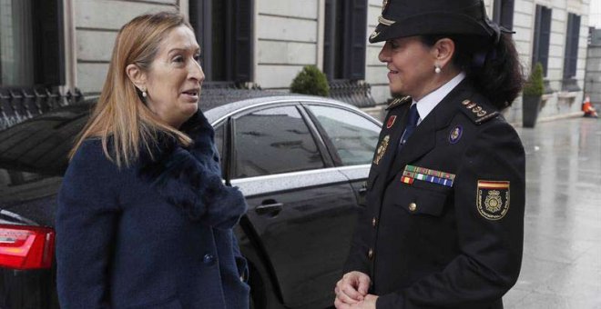 Ana Pastor junto a la comisaria principal de Policía Concha Ramos, a cargo de la seguridad del Congreso. | FERNANDO ALVARADO (EFE)