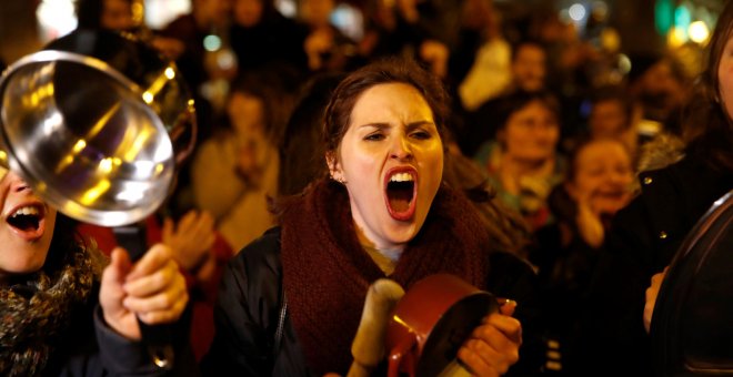 Un instante de esta medianoche en la que la Comisión 8M ha dado el pistoletazo de salida a la huelga feminista con una cacerolada en la Puerta del Sol.- EFE