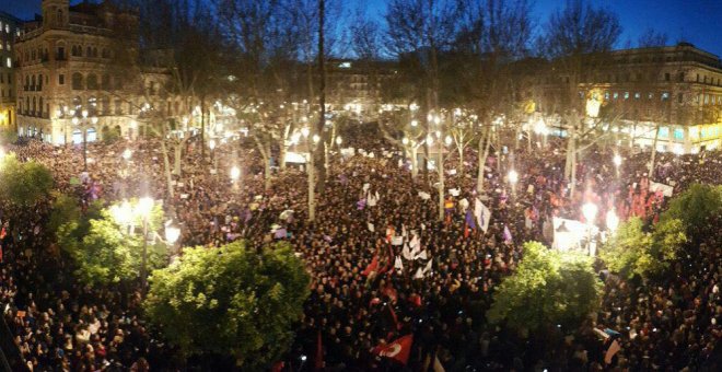 Más de 100.000 personas abarrotan la Plaza Nueva en Sevilla. /DANIEL CELA