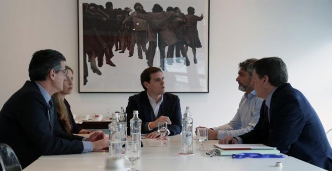 El líder de Ciudadanos, Albert Rivera (c), durante la reunión que ha mantenido con Juan Carlos Quer (d) y Juan José Cortés (2d), hoy en el Congreso de los Diputados. /EFE