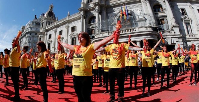 Activistas antitaurinos rompen banderillas ante la puerta de la Plaza del Ayuntamiento en protesta contra la tauromaquia en la ciudad de València.- Juan Carlos Cárdenas (EFE)