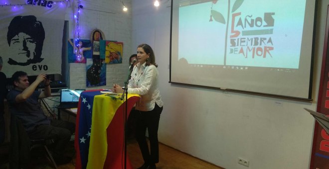 Claudia Salermo, embajadora de Venezuela ante Bélgica, Luxemburgo y la Unión Europea, en el acto homenaje a Chávez.