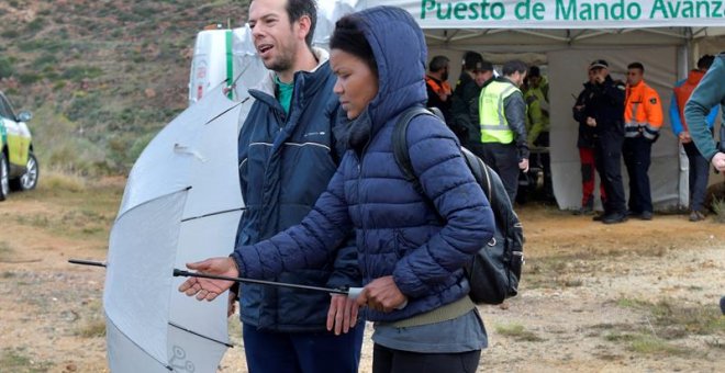 Fotografía de archivo de Ángel Cruz, padre del pequeño Gabriel, y su pareja Ana Julia Quezada, durante el segundo día de búsqueda del niño. - EFE