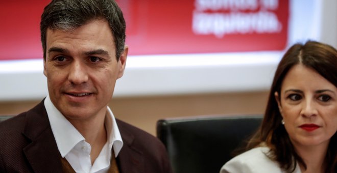 El secretario general del PSOE, Pedro Sánchez , y la vicesecretaria, Adriana Lastra (d), durante la reunión de la Permanente de la Ejecutiva de la formación celebrada en Ferraz. EFE/Emilio Naranjo