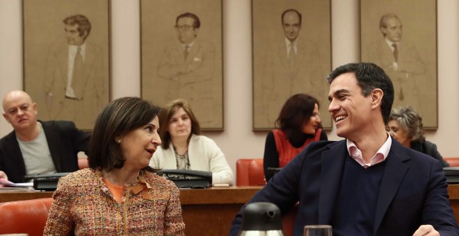 El secretario general del PSOE, Pedro Sánchez (d), acompañado por la portavoz del PSOE en el Congreso Margarita Robles (i), durante la reunión que el grupo parlamentario socialista ha celebrado en el Congreso de los Diputados. EFE/Mariscal