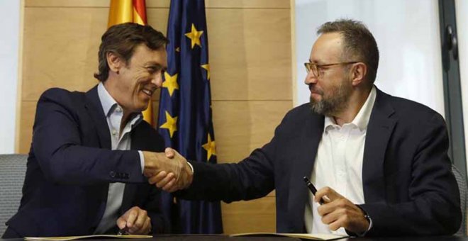 Los portavoces parlamentarios del PP, Rafael Hernando, y de Ciudadanos, Juan Carlos Girauta./ EFE