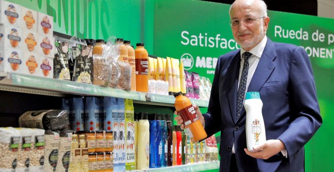 El presidente de Mercadona, Juan Roig, muestra algunos de los nuevos productos tras la rueda de prensa en la que ha presentado los resultados anuales de la compañía. EFE/Manuel Bruque.