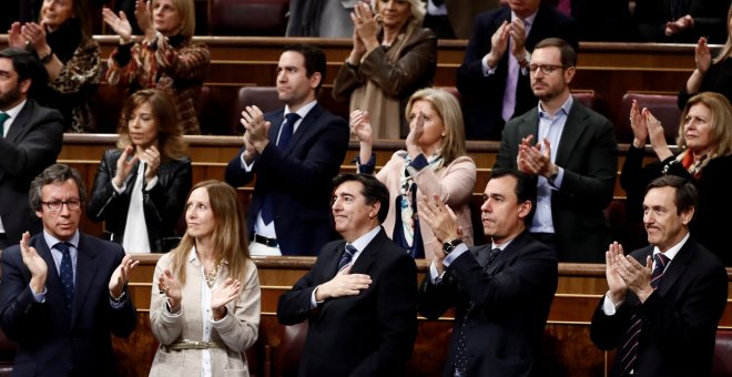 La bancada popular aplaude la presencia en el hemiciclo de Juan Carlos Quer, Juan José Cortés, padres de Diana Quer y Mari Luz Cortés respectivamente, y la presidenta de la Asociación Clara Campoamor, Blanca Estrella, durante el pleno del Congreso que deb