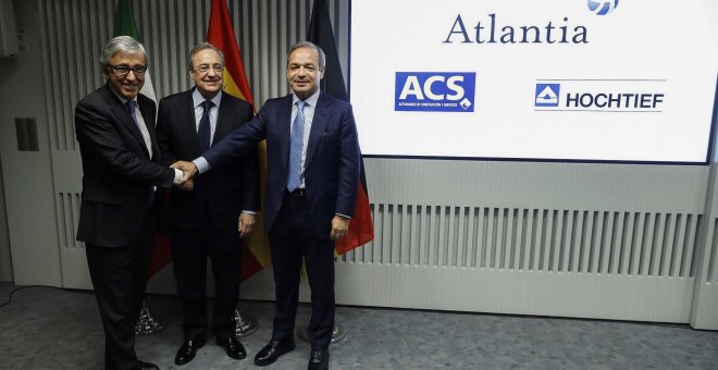 El presidente de ACS, Florentino Pérez (c); el consejero delegado de Atlantia, Giovanni Castelluci (i), y el presidente de Hochtief, Marcelino Fernández Verdes (d), posan antes de la rueda de prensa para explicar los detalles de su oferta conjunta por la