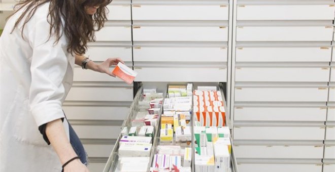 Farmacéutica buscando medicamentos. EUROPA PRESS