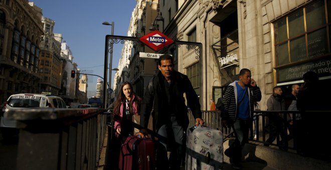 Ciudadanos a la salida del metro de Gran Vía, Madrid - REUTERS