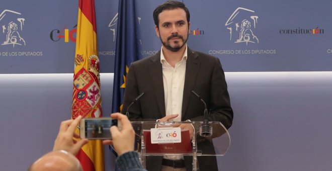 El líder de Izquierda Unida, Alberto Garzón, durante la rueda de prensa que ha ofrecido en el Congreso, en la que ha presentado una proposición de reforma del Código Penal para la protección de la libertad de expresión. EFE/ Zipi