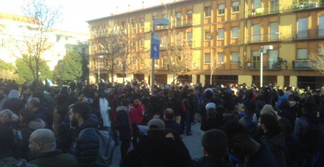 Concentración en la Plaza de Nelson Mandela por la muerte de Mame Mbaye