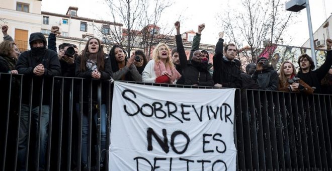 Concentración en la plaza de Nelson Mandela, en el barrio madrileño de Lavapiés, para protestar por la muerte del mantero senegalés Mmame Mbage. EFE/Luca Piergiovanni