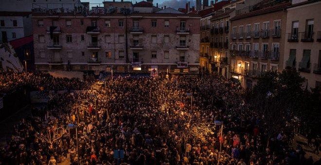 Concentración en la plaza de Nelson Mandela, en el barrio madrileño de Lavapiés, para protestar por la muerte del mantero senegalés Mmame Mbage. JAIRO VARGAS