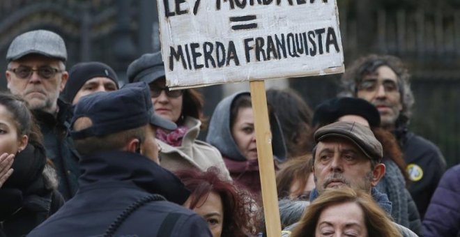 Asistentes a la manifestación convocada por diversos colectivos en Madrid para protestar contra la ley mordaza justo cuando se cumplen tres años de su aprobación. EFE/Javier Lizón