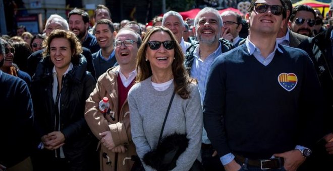 El primer secretari del PSC, Miquel Iceta, al costat del president de C's, Albert Rivera, i la ministra Dolors Montserrat, entre altres, durant la manifestació que Societat Civil Catalana (SCC) ha convocat a Barcelona / EFE Enric Fontcuberta