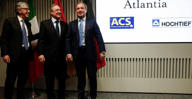 El presidente de ACS, Florentino Pérez (c); el consejero delegado de Atlantia, Giovanni Castelluci (i), y el presidente de Hochtief, Marcelino Fernández Verdes (d), durante la rueda de prensa para explicar los detalles de su oferta conjunta por la totalid