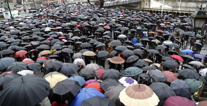 Varios miles de jubilados han vuelto a concentrarse este mediodía frente al Ayuntamiento de Bilbao, como cada lunes desde hace varias semanas, para reclamar unas pensiones dignas y actualizadas en base al IPC. EFE/Luis Tejido