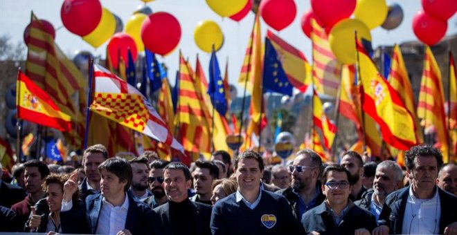 El presidente de Ciudadanos (Cs), Albert Rivera (c) junto al ex primer ministro socialista francés Manuel Valls (c-i) durante la manifestación de Societat Civil Catalana (SCC). /EFE