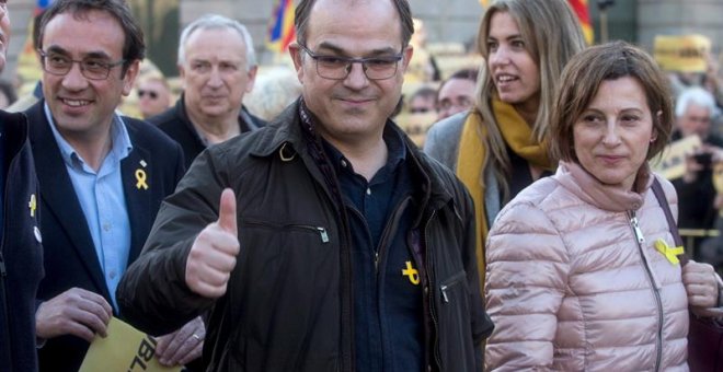 El diputado de JxCat Jordi Turull (c) y la expresidenta del Parlamento de Catalunya Carme Forcadell (d) asisten a una manifestación en Barcelona. EFE/Quique García