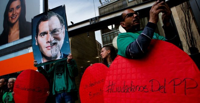 Concentración de la PAH, el pasado 14 de marzo, frente a la sede de Ciudadanos en Barcelona - EFE