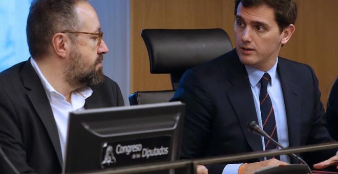 El líder de Ciudadanos, Albert Rivera (d), conversa con el portavoz de la formación en el Congreso, Juan Carlos Girauta (i), durante la reunión Grupo Parlamentario Ciudadanos, esta mañana en el Congreso. EFE/ J.J.Guillen