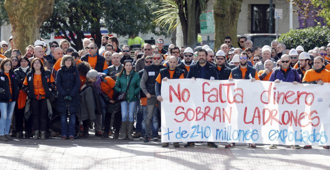 Concentración de trabajadores de una filial de Tubos Reunidos (Productos Tubulares), contra el ERE en la empresa, ubicada en Trapagaran (Bizkaia). EFE/ LUIS TEJIDO