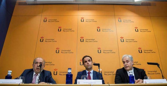 El rector del Universidad Rey Juan Carlos (URJC), Javier Ramos (c), acompañado por Pablo Chico de la Cámara, profesor de una de las asignaturas, y el director del Master, Enrique Álvarez (d), durante la rueda de prensa ofrecida hoy en la universidad Rey J