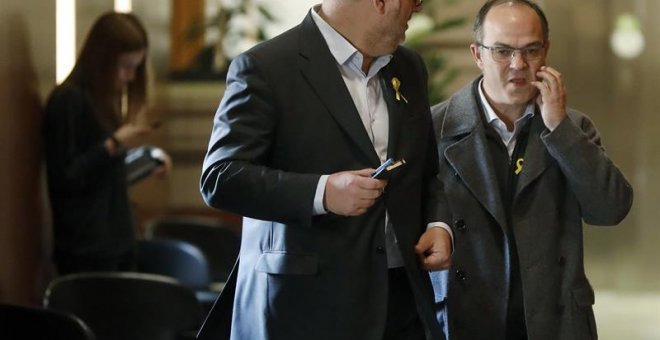 El diputado de Junts per Catalunya, Jordi Turull (i), junto al portavoz parlamentario del grupo, Eduard Pujol (d), en los pasillos del Parlament. /EFE