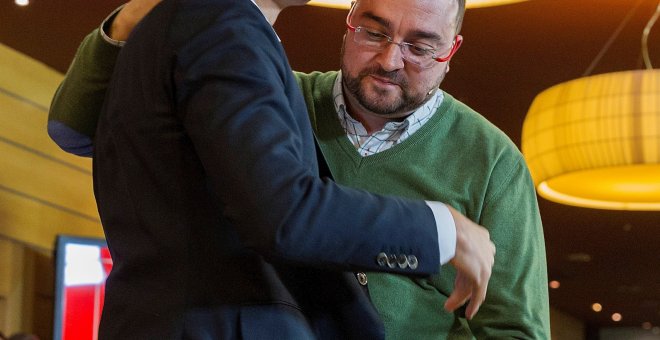 El secretario general del PSOE, Pedro Sánchez, con el líder de los socialistas asturianos, Adrián Barbón, en un acto sobre pensiones celebrado en Oviedo. EFE/ Alberto Morante