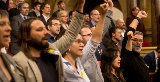 Los cuatro diputados de la CUP (de derecha a izquierda) Natàlia Sànchez, Vidal Aragonés, Maria Sirvent y Carles Riera cantan 'Els Segadors' al final del pleno de constitución de la legislatura, el pasado mes de enero. EFE/Quique García