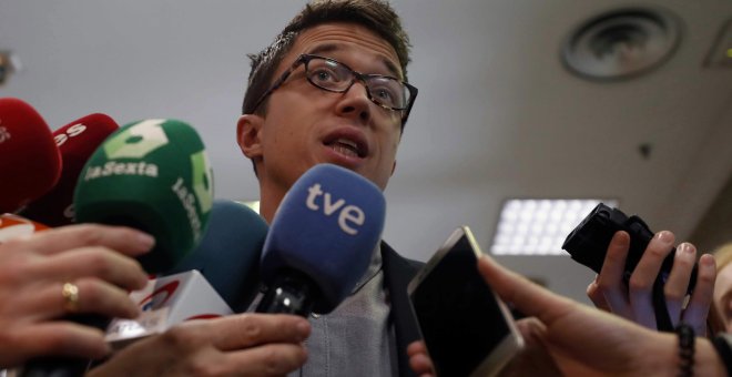 El diputado de Podemos, Iñigo Errejón, hace declaraciones en el Congreso de los Diputados, por las últimas informaciones aparecidas sobre Cristina Cifuentes. EFE/Javier Lizón