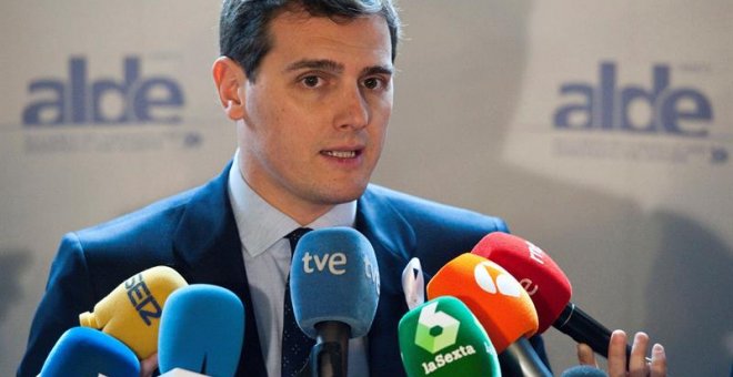 El líder de Ciudadanos, Albert Rivera, en declaraciones a los medios durante su asistencia a una reunión de los Liberales Europeos en el Palais d´Egmont. EFE/ Horst Wagner