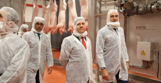 El presidente manchego, Emiliano García-Page, en una visita al matadero de Incarlopsa.