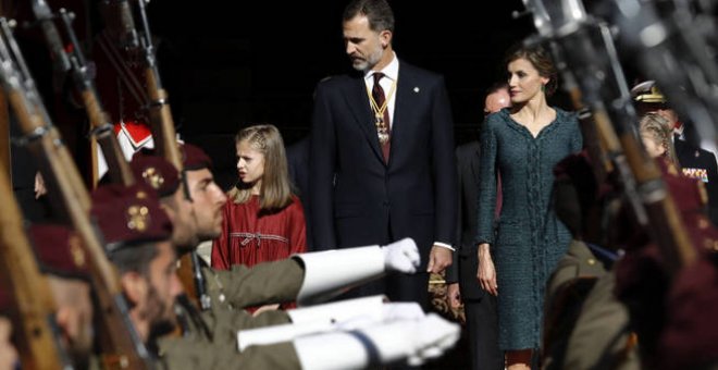 Los reyes Felipe VI y Letizia, acompañados por sus hijas la princesa de asturias y la infanta Sofia, presiden desde la escalinata del Congreso el desfile militar.- EFE