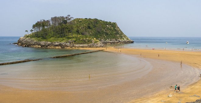 Vista de la isla de San Nicolás en la localidad vizcaína de Lekeitio.