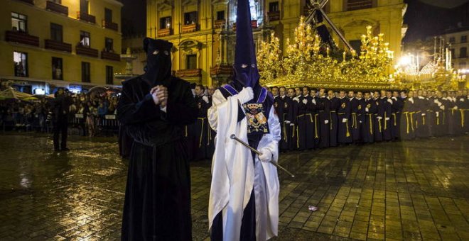 Foto de archivo de un preso indultado en la procesión de Jesús El Rico de Málaga. / EFE