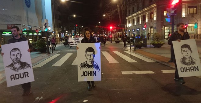 Manifestación en Bilbao en solidaridad con los ocho jóvenes acusados de terrorismo. / DANILO ALBIN