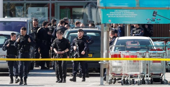 Efectivos de la Gendarmería Nacional francesa vigilan frente al supermercado de la cadena "Système U". /EFE