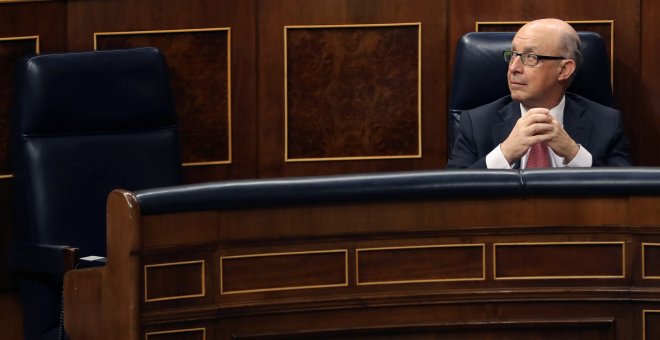 El ministro de Hacienda, Cdurante la sesión al Gobierno celebrada hoy en el Congreso. EFE/Ballesteros