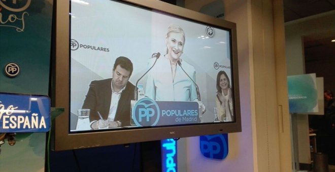 La intervención de Cristina Cifuentes ante el Comité Ejecutivo, en un monitor de televisión. E.P.