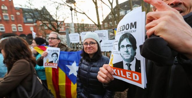 Varias personas protestan frente a la cárcel de Neumünster, Alemania.- EFE