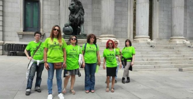 El colectivo de camareras de piso 'Las Kellys', ante el Congreso de Diputados en mayo del 2017. EFE