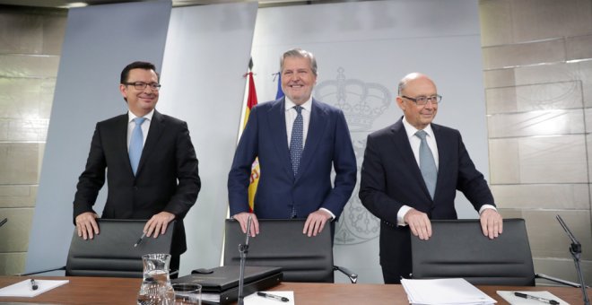 El ministro de Economía Román Escolano, el ministro Portavoz Iñigo Méndez de Vigo, y el ministro de Hacienda Cristóbal Montoro, durante la rueda de prensa posterior al Consejo de Ministros, celebrado en el Palacio de La Moncloa. EFE