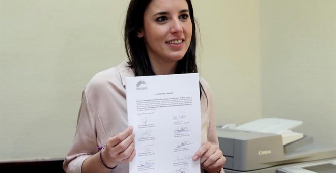 La portavoz de Unidos Podemos en el Congreso, Irene Montero, durante la presentación en el Registro del Congreso de Los Diputados de la petición de reprobación a la ministra de Sanidad Dolors Montserrat. EFE/Zipi